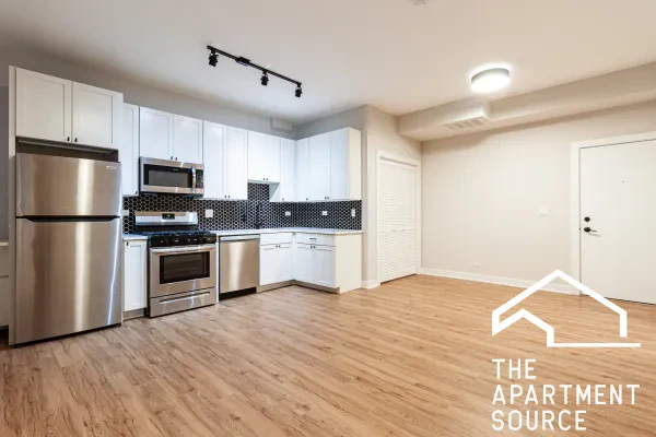 656 West Wrightwood Avenue #105