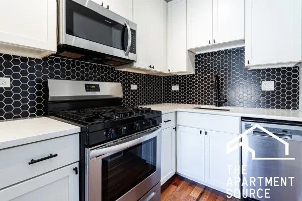 656 West Wrightwood Avenue #202