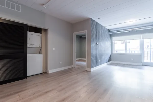 941 West Belmont Avenue #204