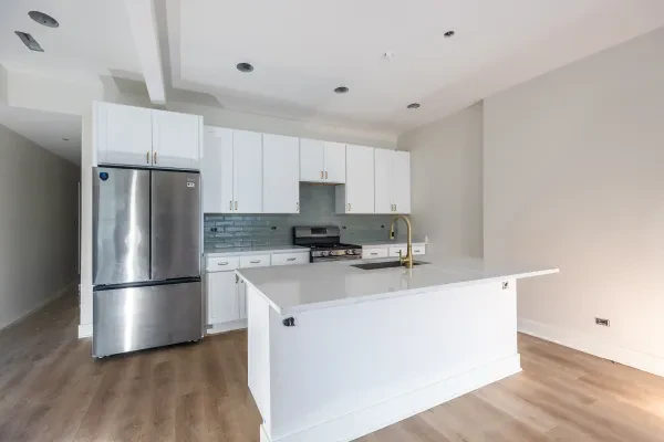 821 West Montrose Avenue #23-2